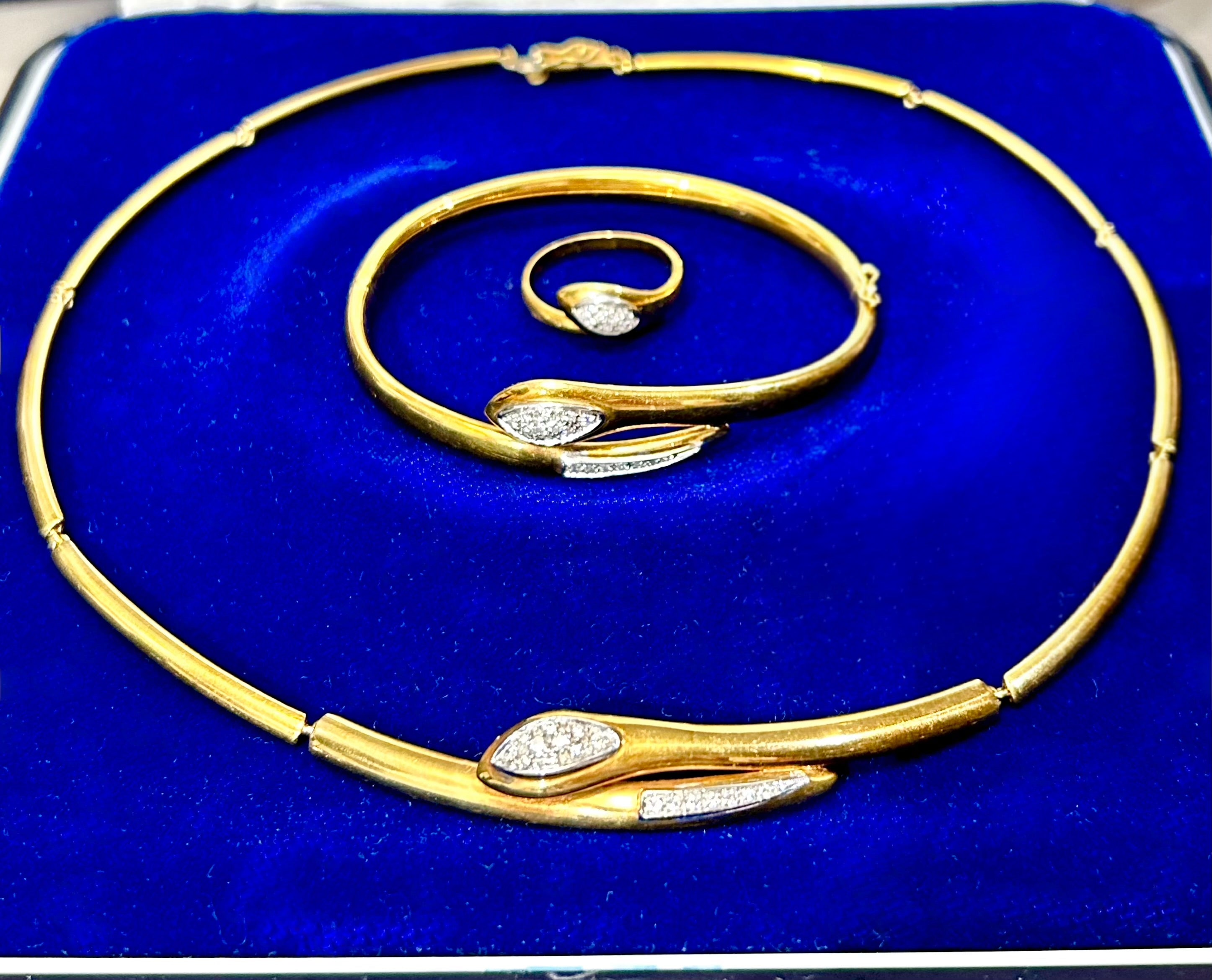 Parure Collana, bracciale ed anello Inspired Serpente oro giallo 18k e diamanti naturali Art Deco.
