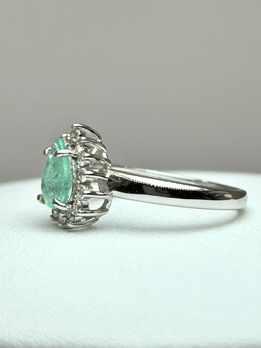 Anello Tourmaline Paraiba neon blue green, diamanti naturali, oro bianco 18k.