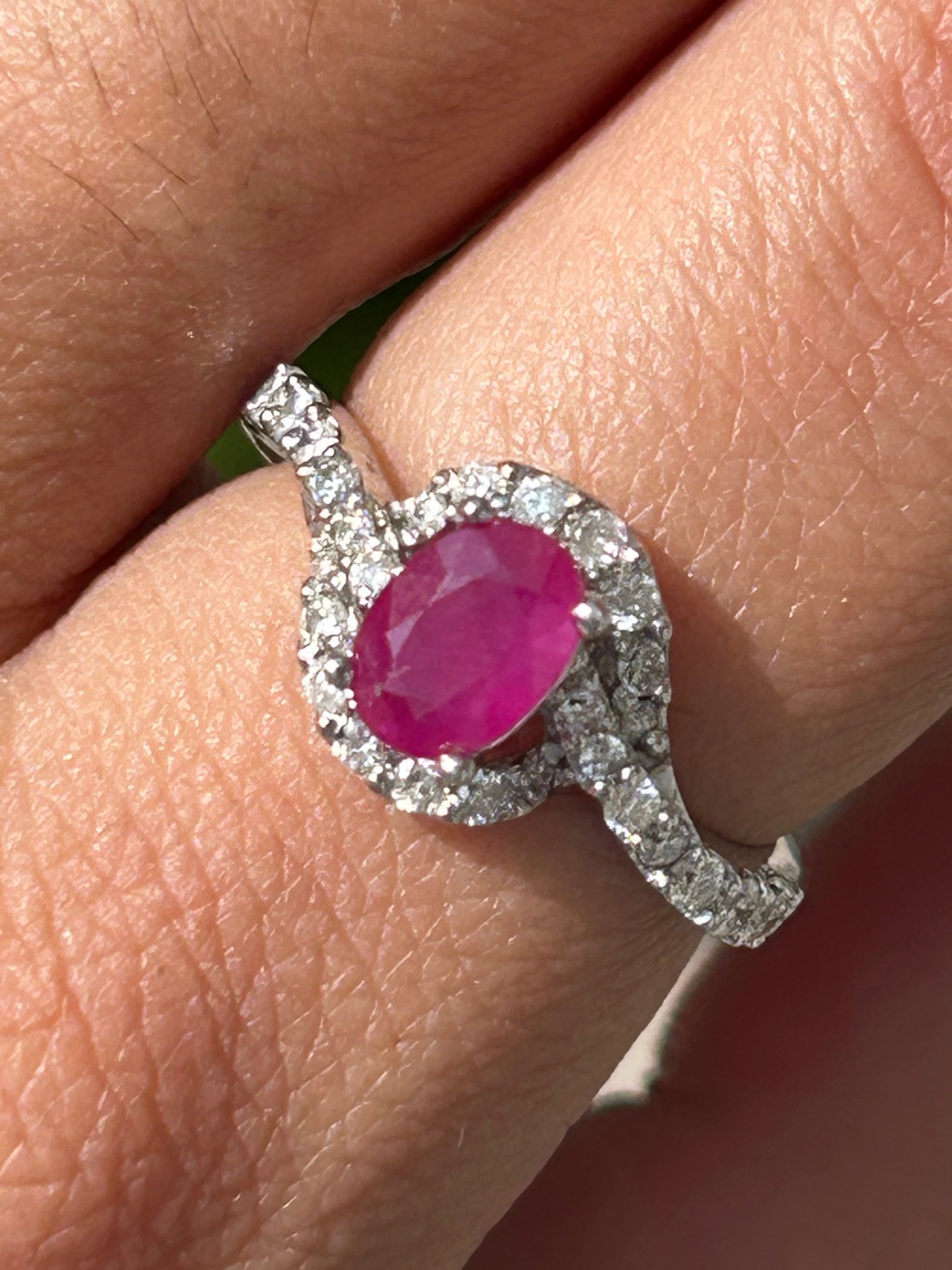 Anello Rubino Burma Mong Hsu e diamanti naturali.