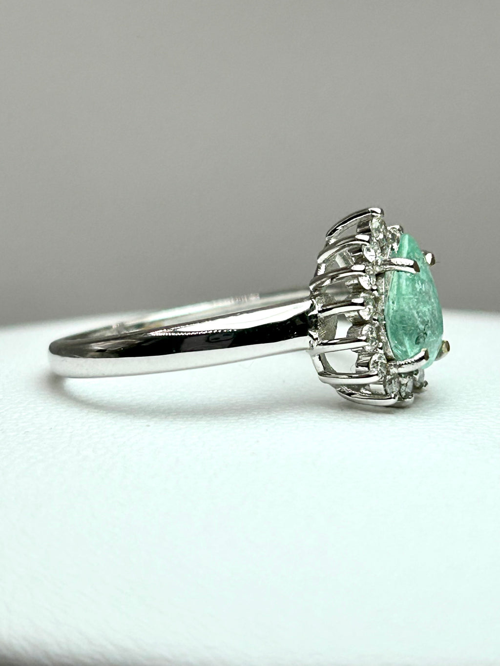 Anello Tourmaline Paraiba neon blue green, diamanti naturali, oro bianco 18k.