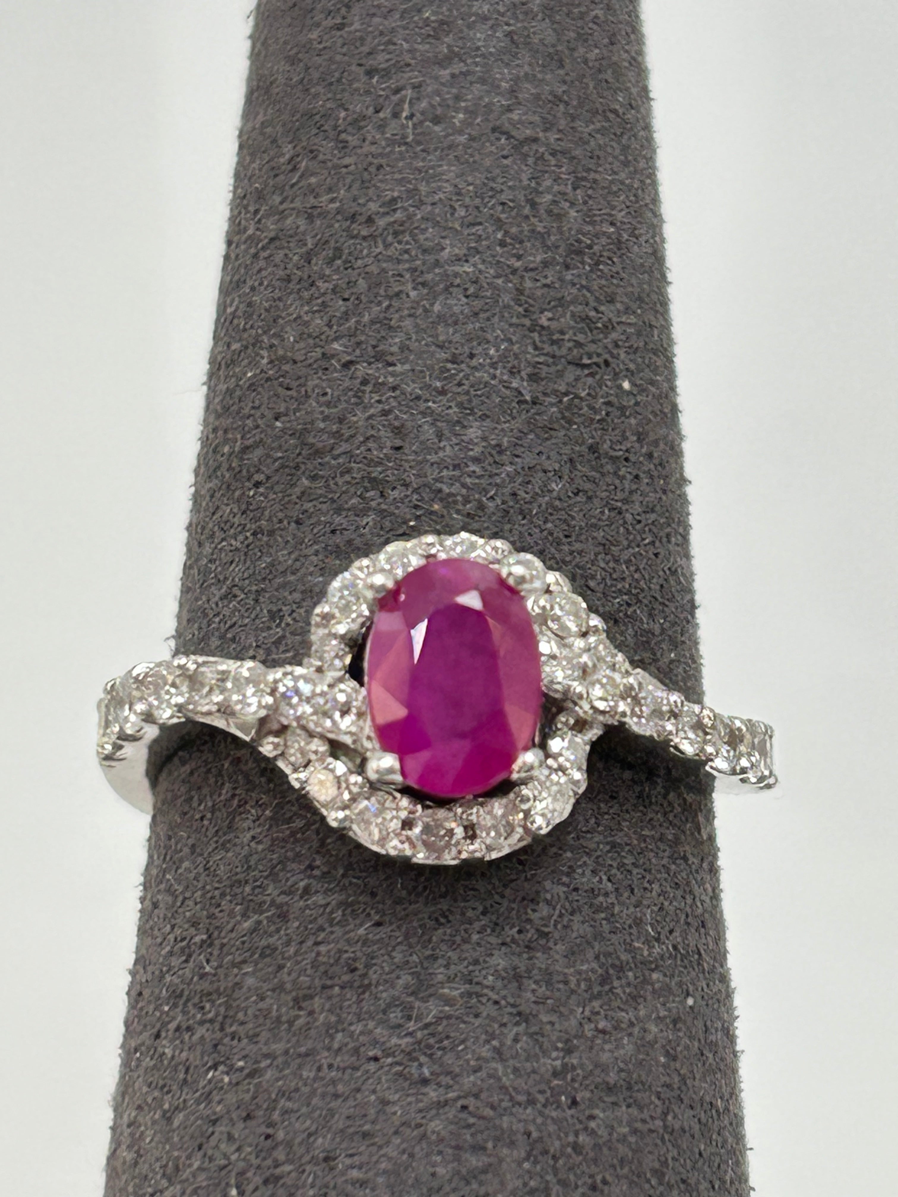 Anello Rubino Burma Mong Hsu e diamanti naturali.