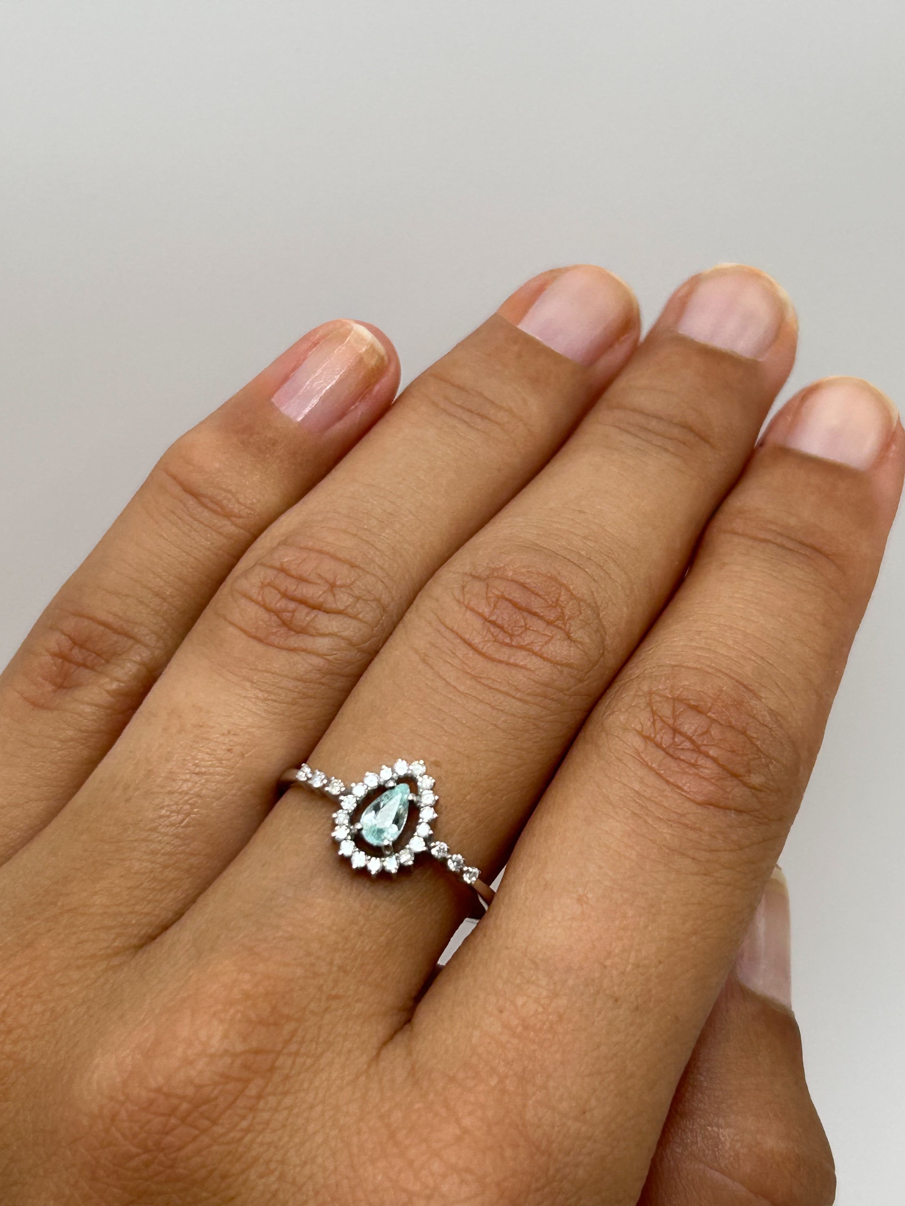 Anello Tourmaline Paraiba blue, oro bianco 18k e diamanti naturali certificati italiani