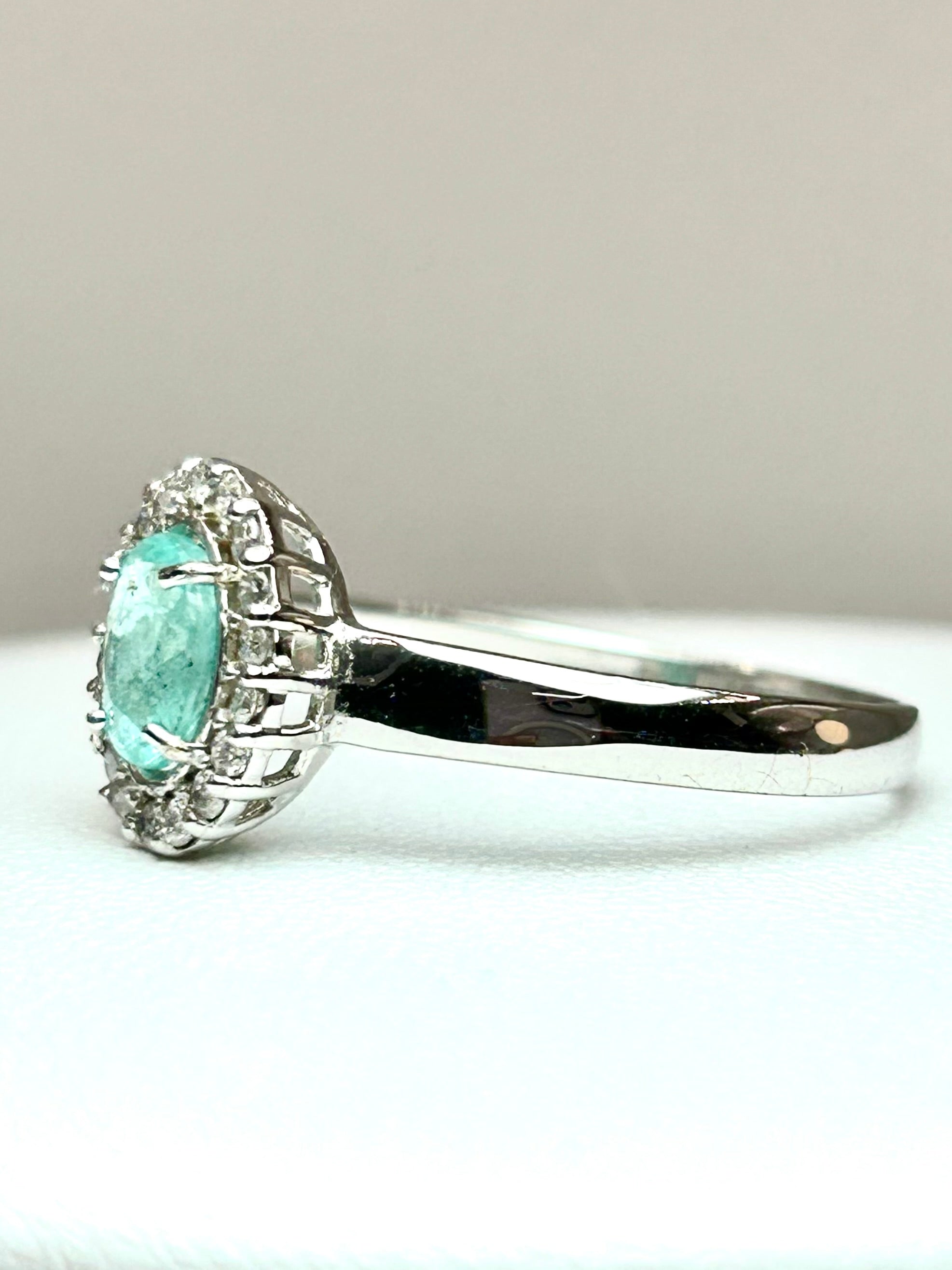 Anello Tourmaline Paraiba Neon blue Natural e diamanti Oro bianco 18k