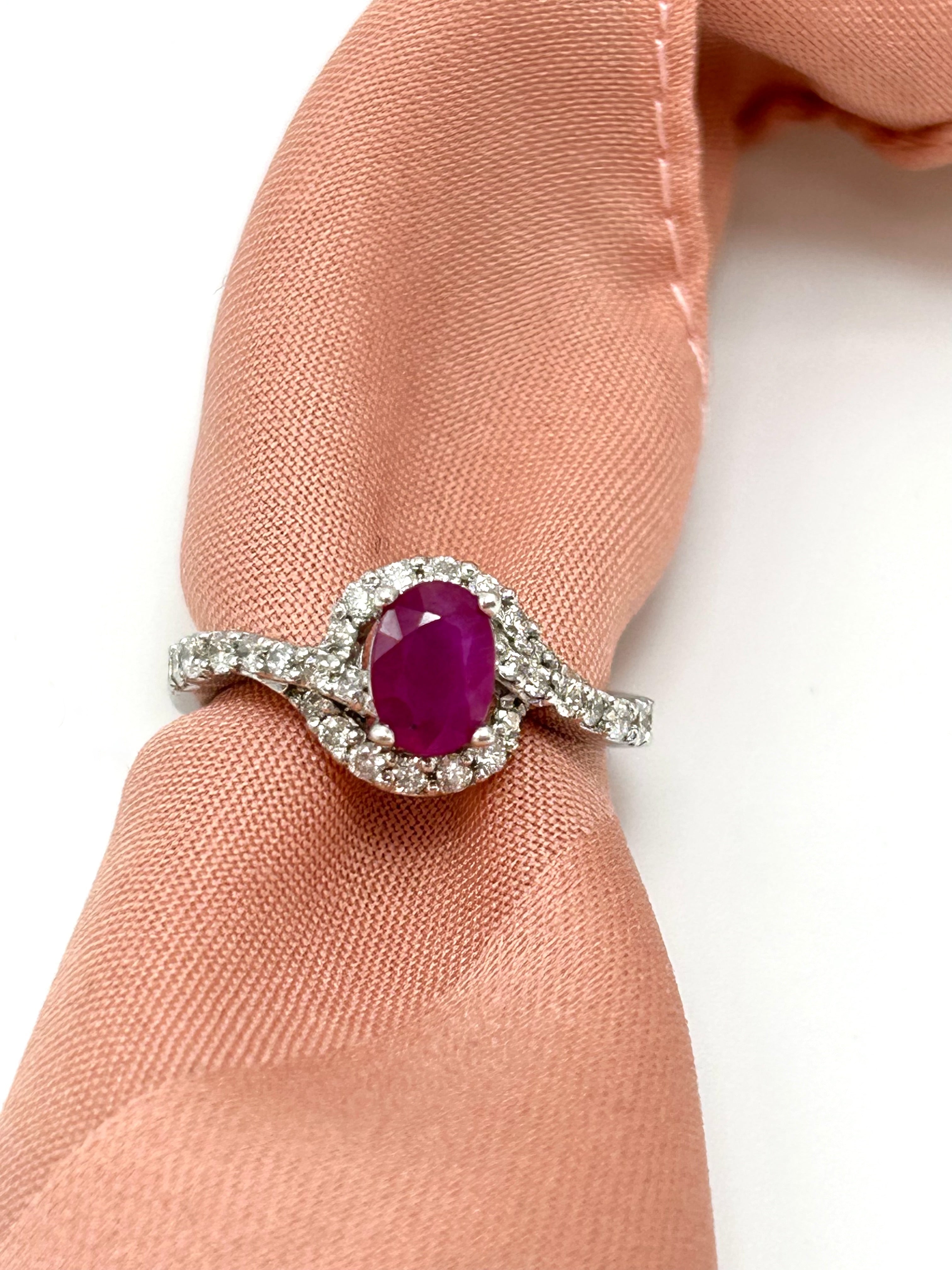 Anello Rubino Burma Mong Hsu e diamanti naturali.