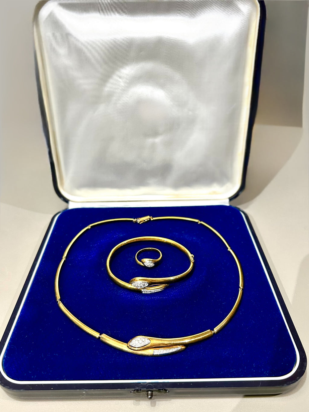 Parure Collana, bracciale ed anello Inspired Serpente oro giallo 18k e diamanti naturali Art Deco.