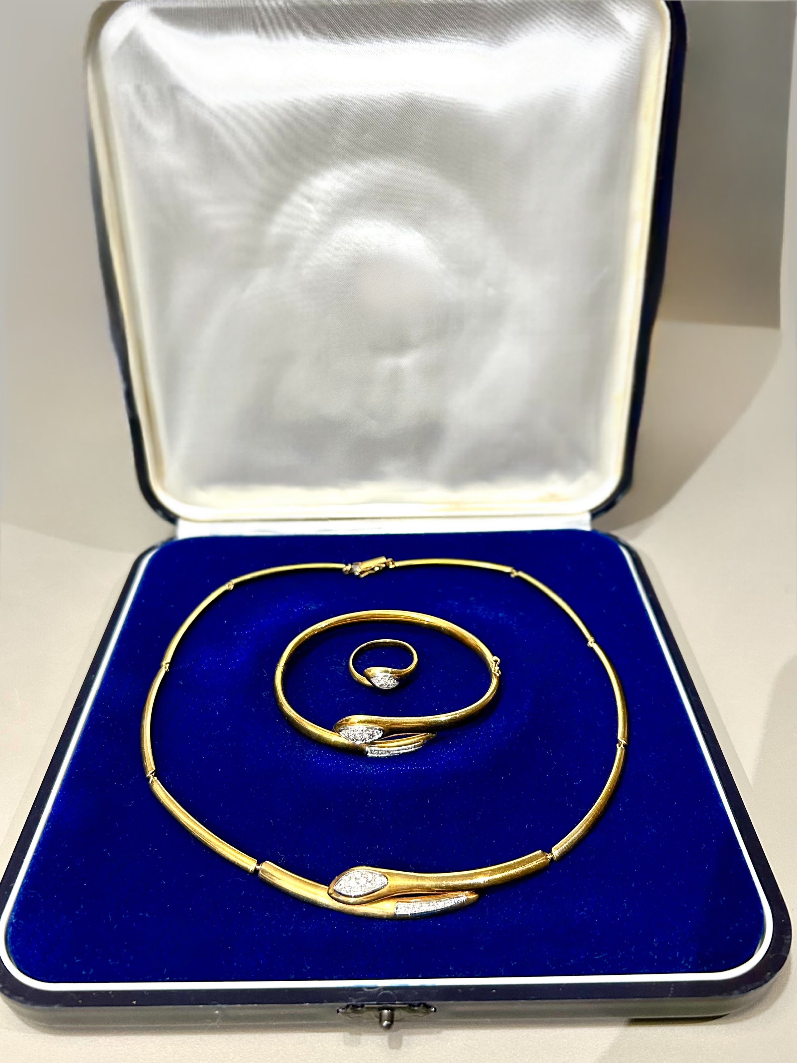 Parure Collana, bracciale ed anello Inspired Serpente oro giallo 18k e diamanti naturali Art Deco.