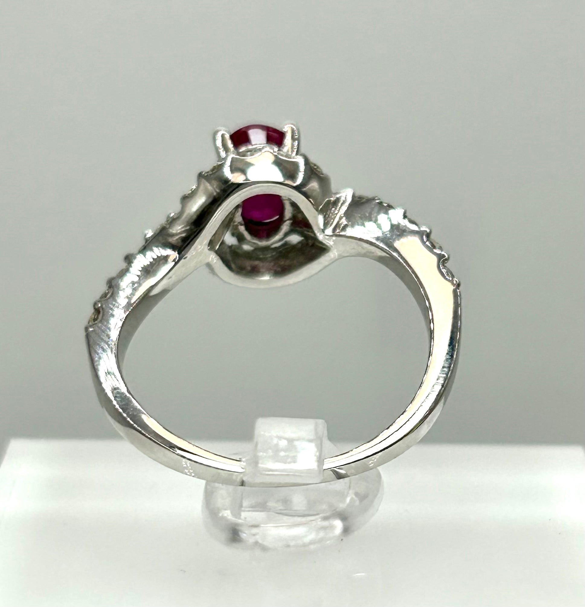 Anello Rubino Burma Mong Hsu e diamanti naturali.