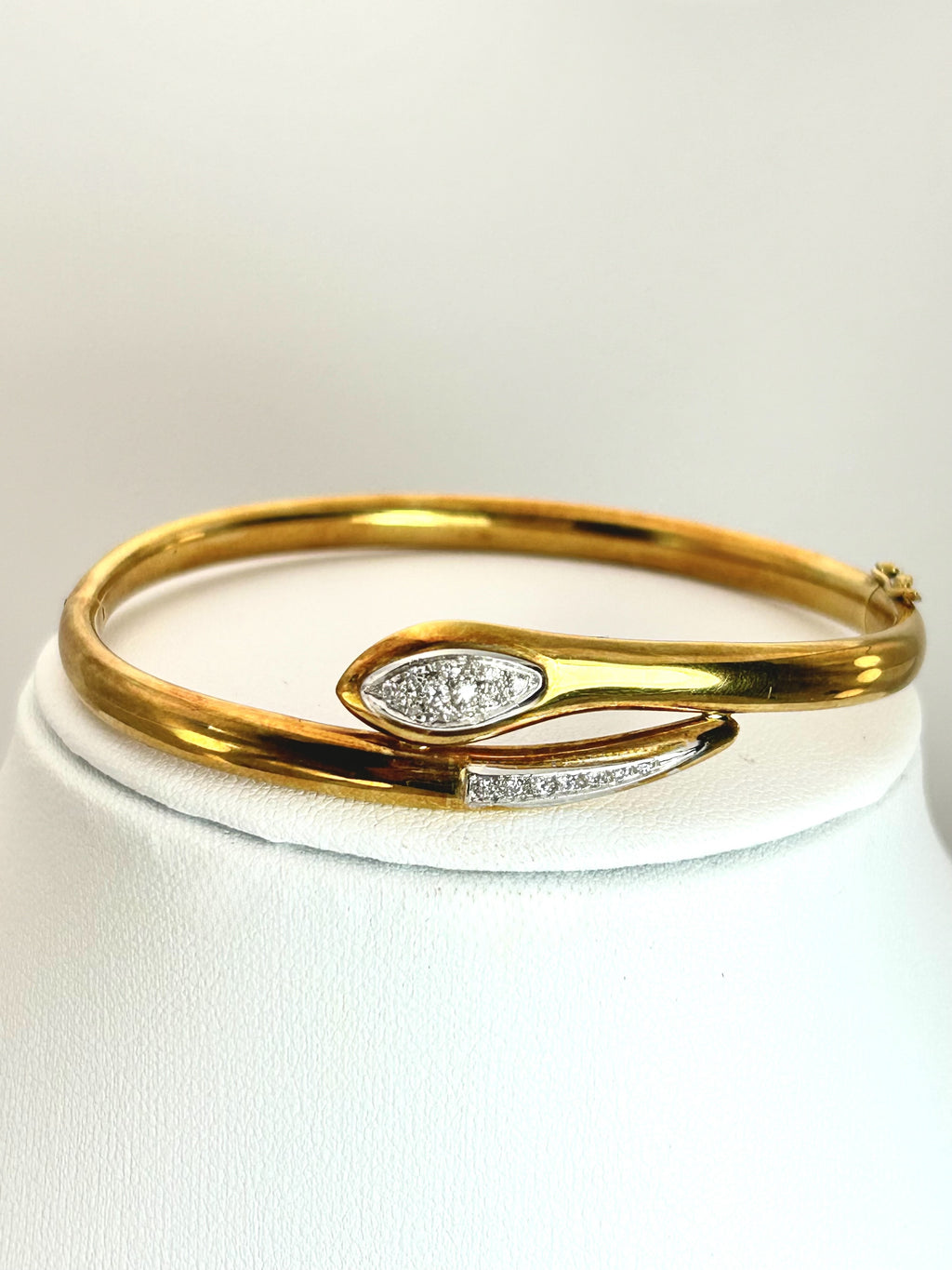 Parure Collana, bracciale ed anello Inspired Serpente oro giallo 18k e diamanti naturali Art Deco.
