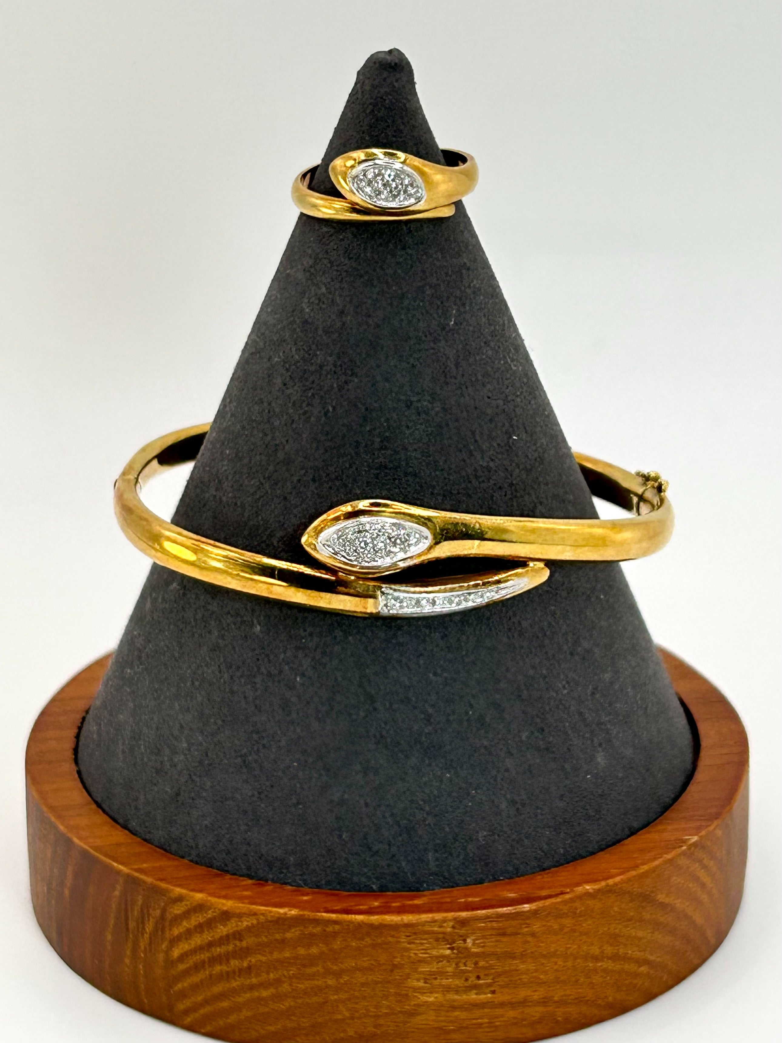 Parure Collana, bracciale ed anello Inspired Serpente oro giallo 18k e diamanti naturali Art Deco.