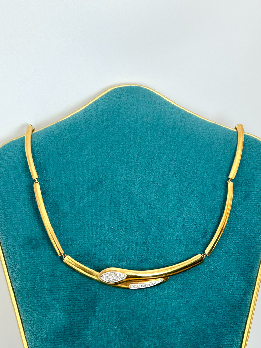 Parure Collana, bracciale ed anello Inspired Serpente oro giallo 18k e diamanti naturali Art Deco.