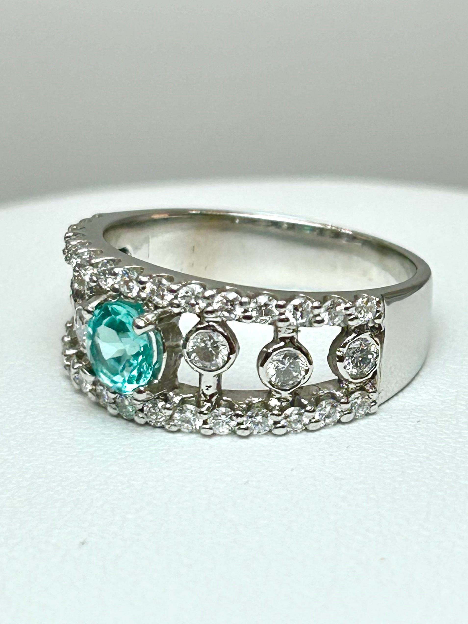 Anello Tourmaline Paraiba Natural neon blue, diamanti, Oro bianco 18k Certificati Italiani