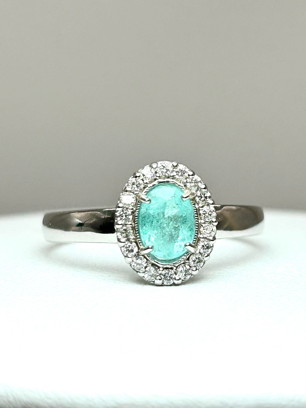 Anello Tourmaline Paraiba Neon blue Natural e diamanti Oro bianco 18k