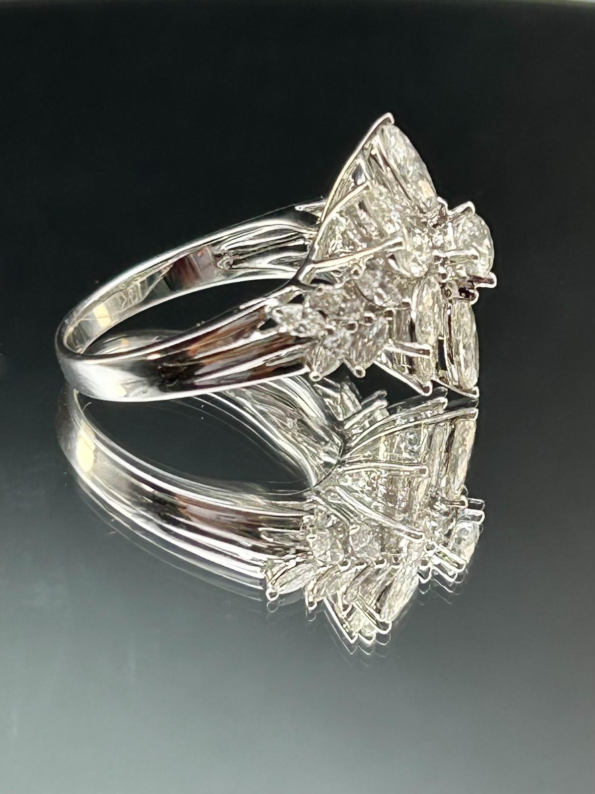 Anello La Regina Diamanti Naturali in oro bianco 18k