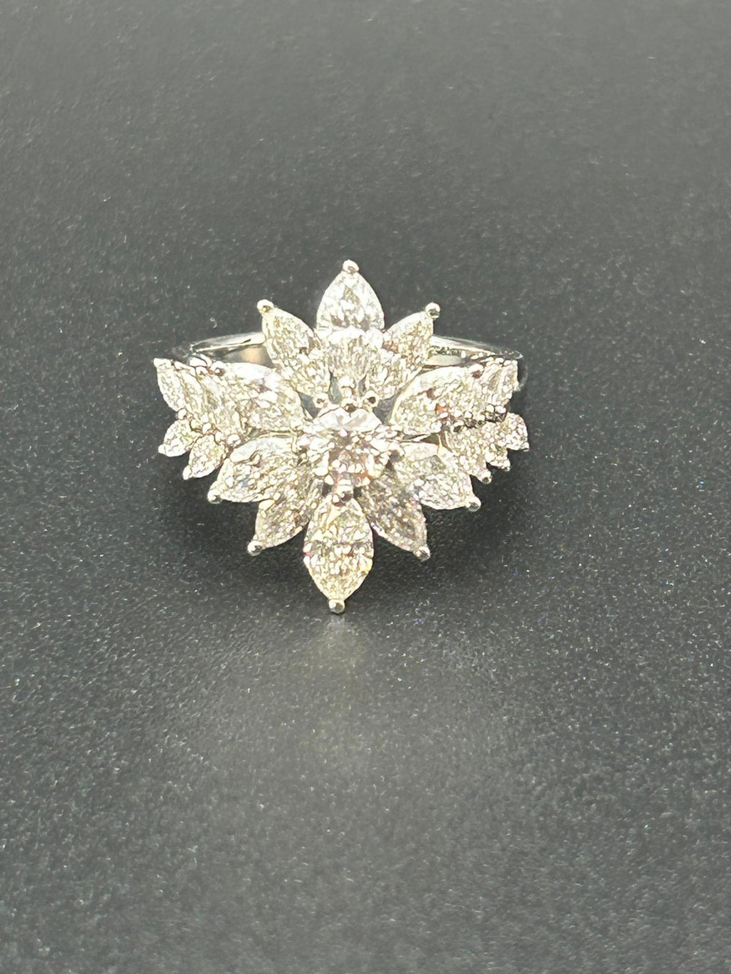 Anello La Regina Diamanti Naturali in oro bianco 18k