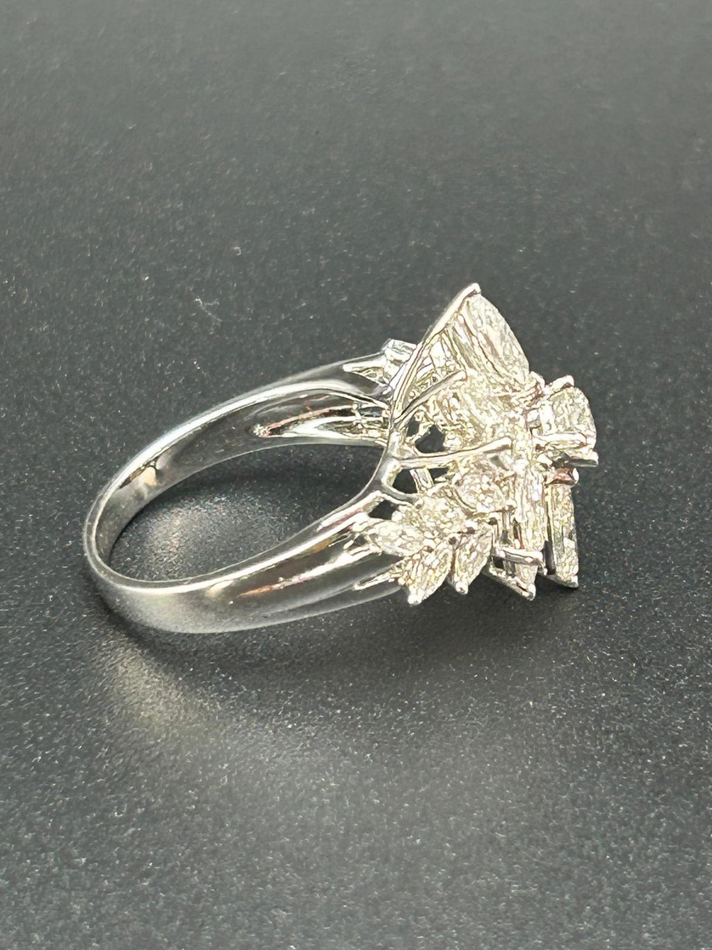 Anello La Regina Diamanti Naturali in oro bianco 18k