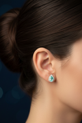 Orecchino Paraiba su modella