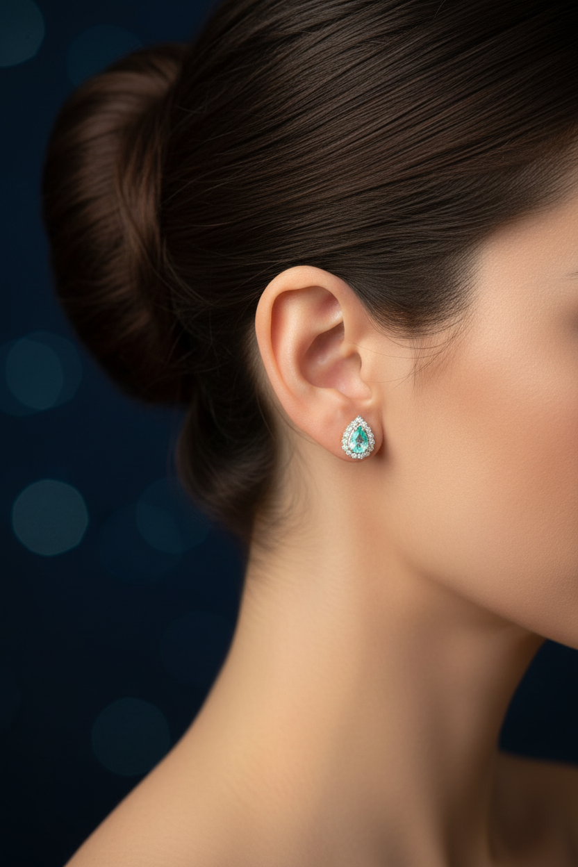 Orecchino Paraiba su modella