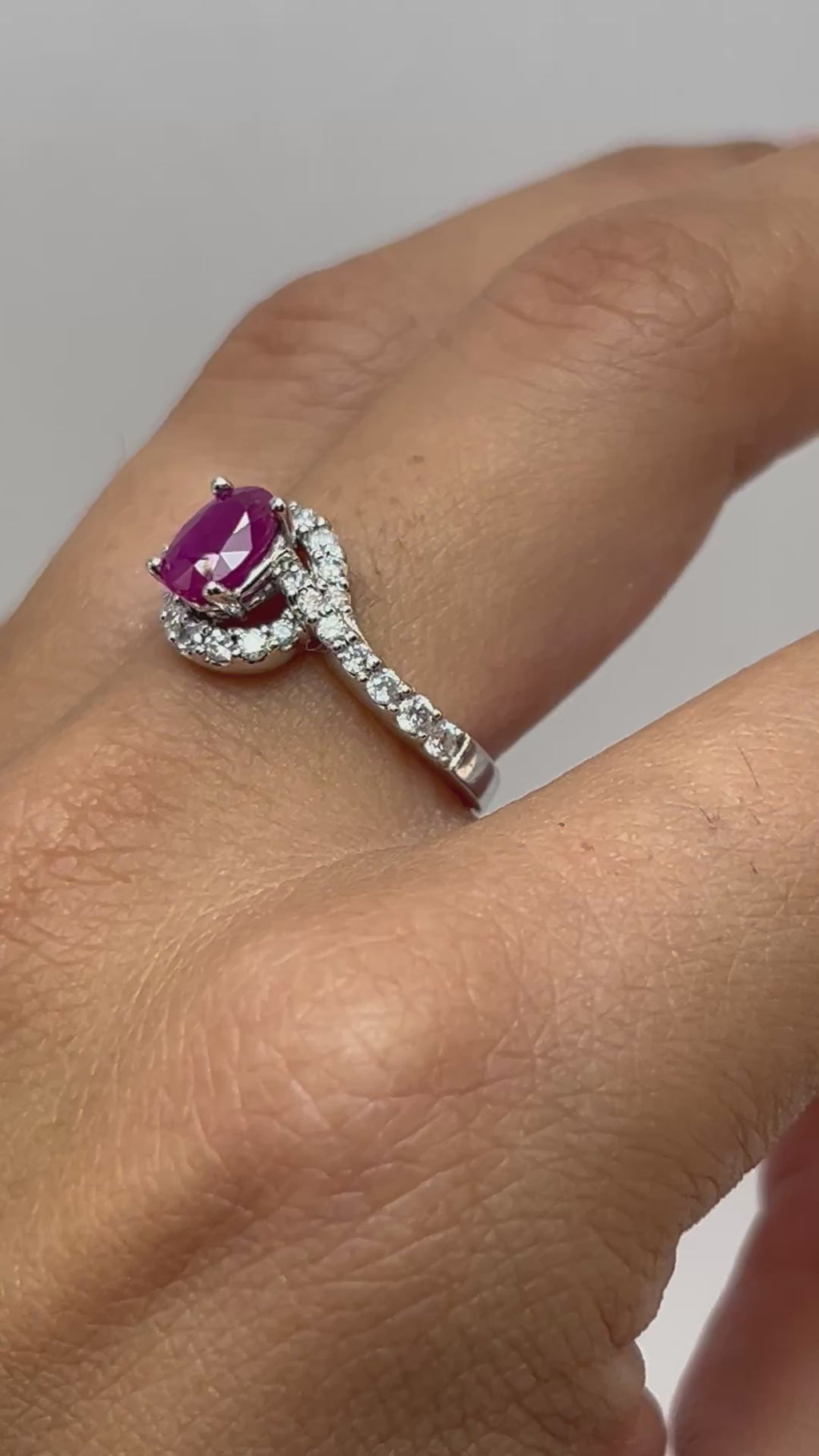 Anello Rubino Burma Mong Hsu e diamanti naturali.