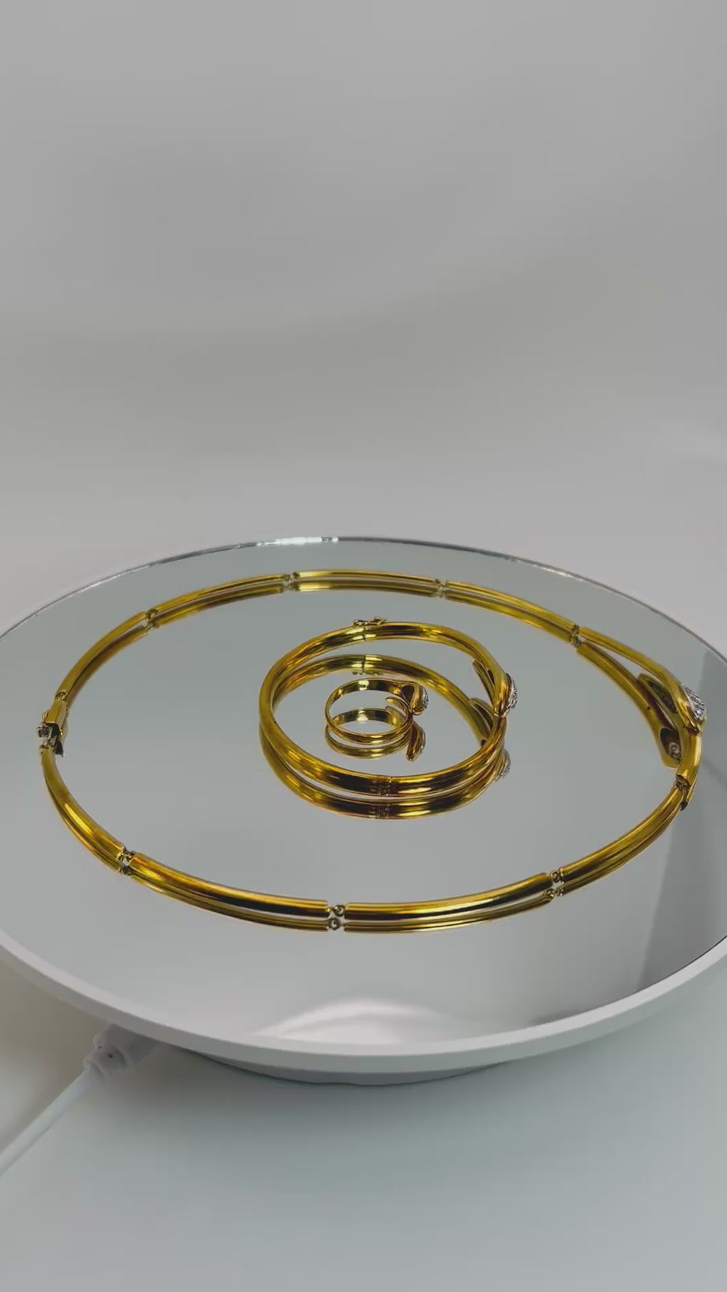 Parure Collana, bracciale ed anello Inspired Serpente oro giallo 18k e diamanti naturali Art Deco.