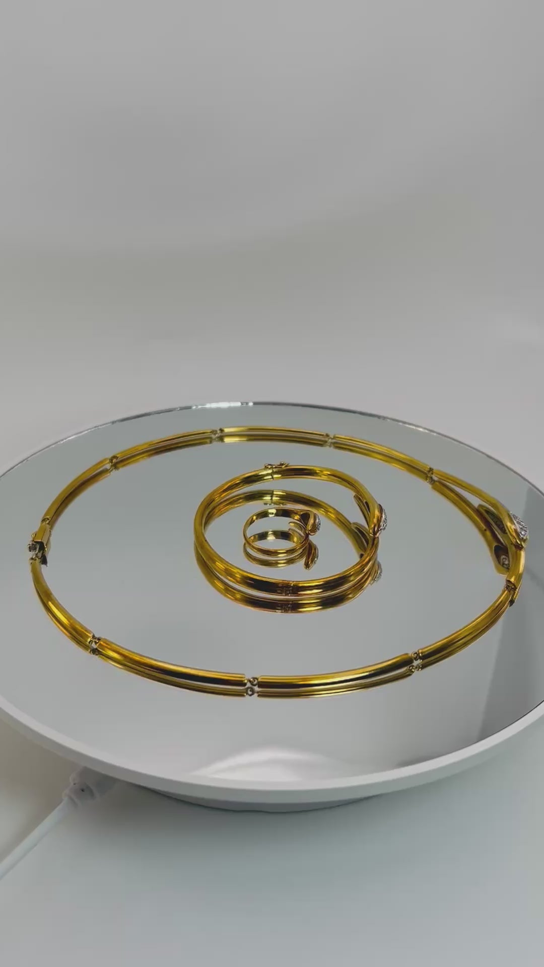 Parure Collana, bracciale ed anello Inspired Serpente oro giallo 18k e diamanti naturali Art Deco.