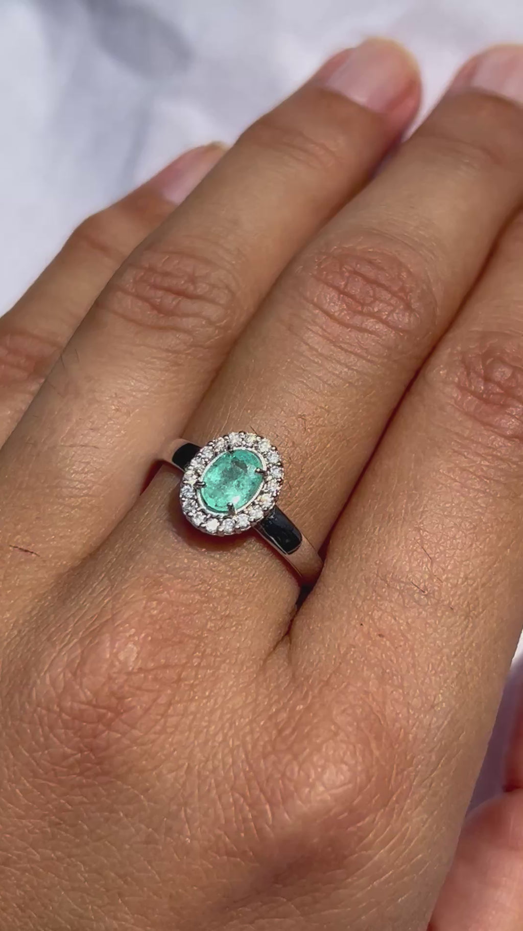 Anello Tourmaline Paraiba Neon blue Natural e diamanti Oro bianco 18k