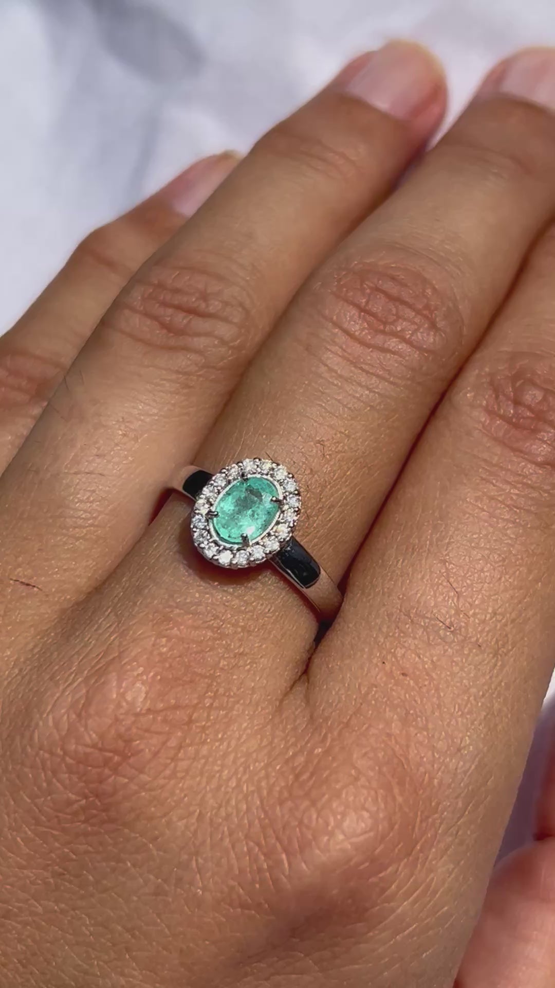 Anello Tourmaline Paraiba Neon blue Natural e diamanti Oro bianco 18k