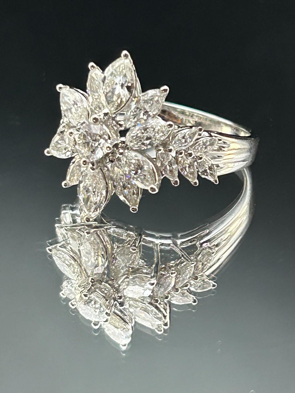 Anello La Regina Diamanti Naturali in oro bianco 18k